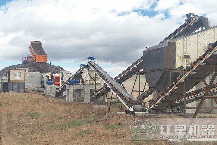 一套碎石機(jī)作業(yè)現(xiàn)場